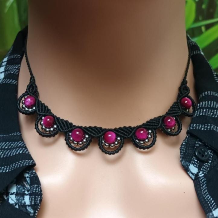 Collier œil de tigre teinté 6 mm – perles acier inox –  micro‑macramé -réglable