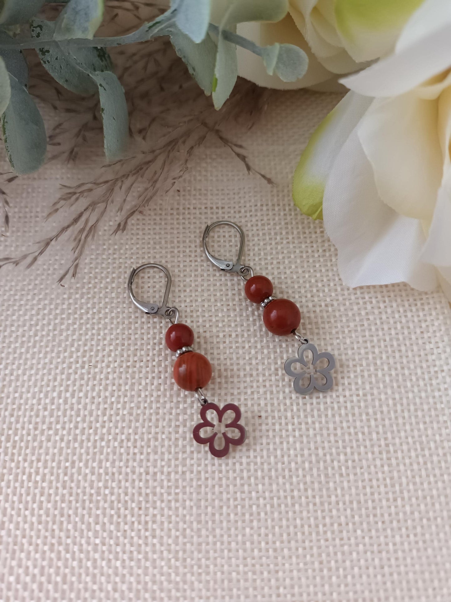 Boucles d’oreilles jaspe rouge - fleur acier inox - 4,6 × 1 cm
