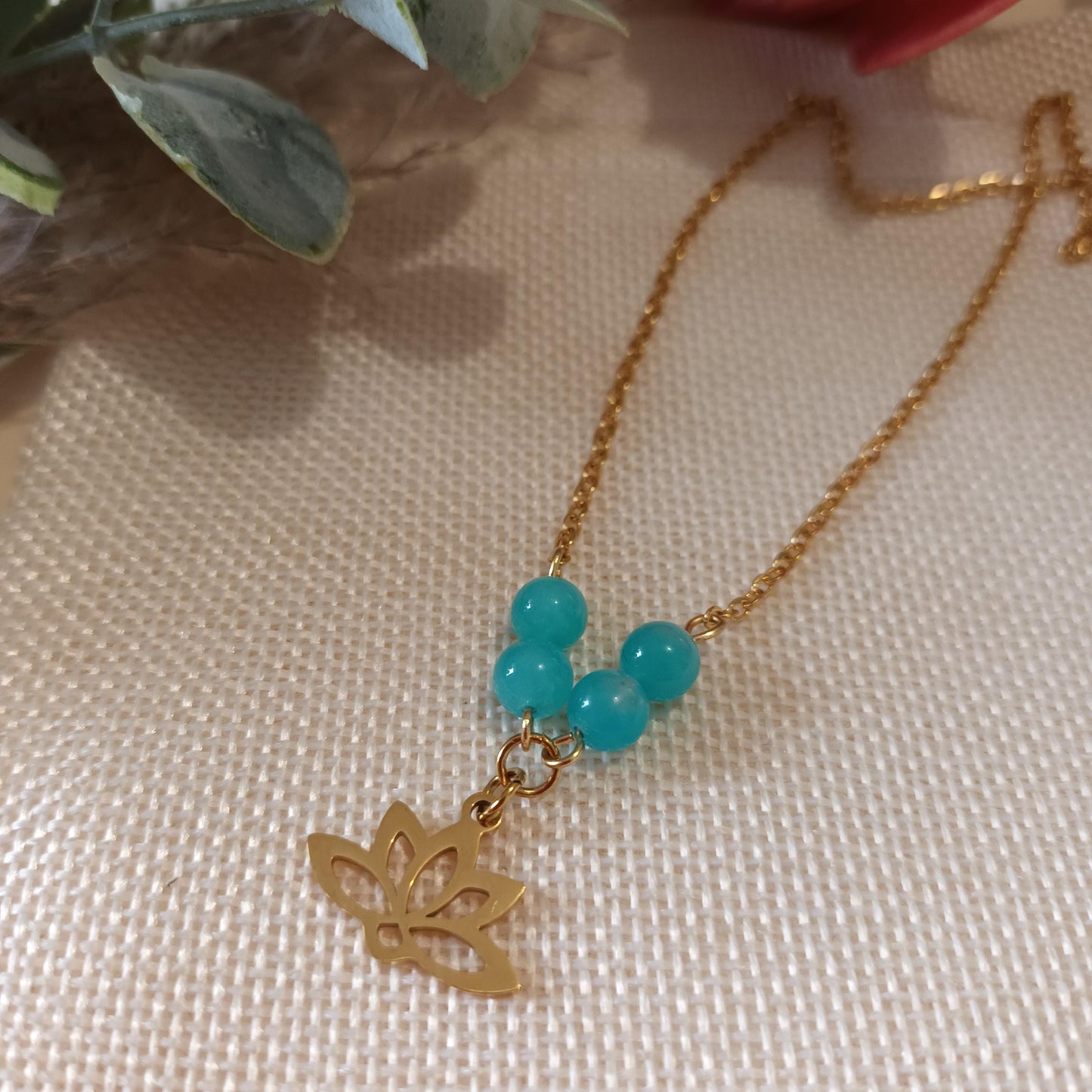 Collier amazonite – fleur de lotus – 4 perles 6 mm – acier inoxydable or