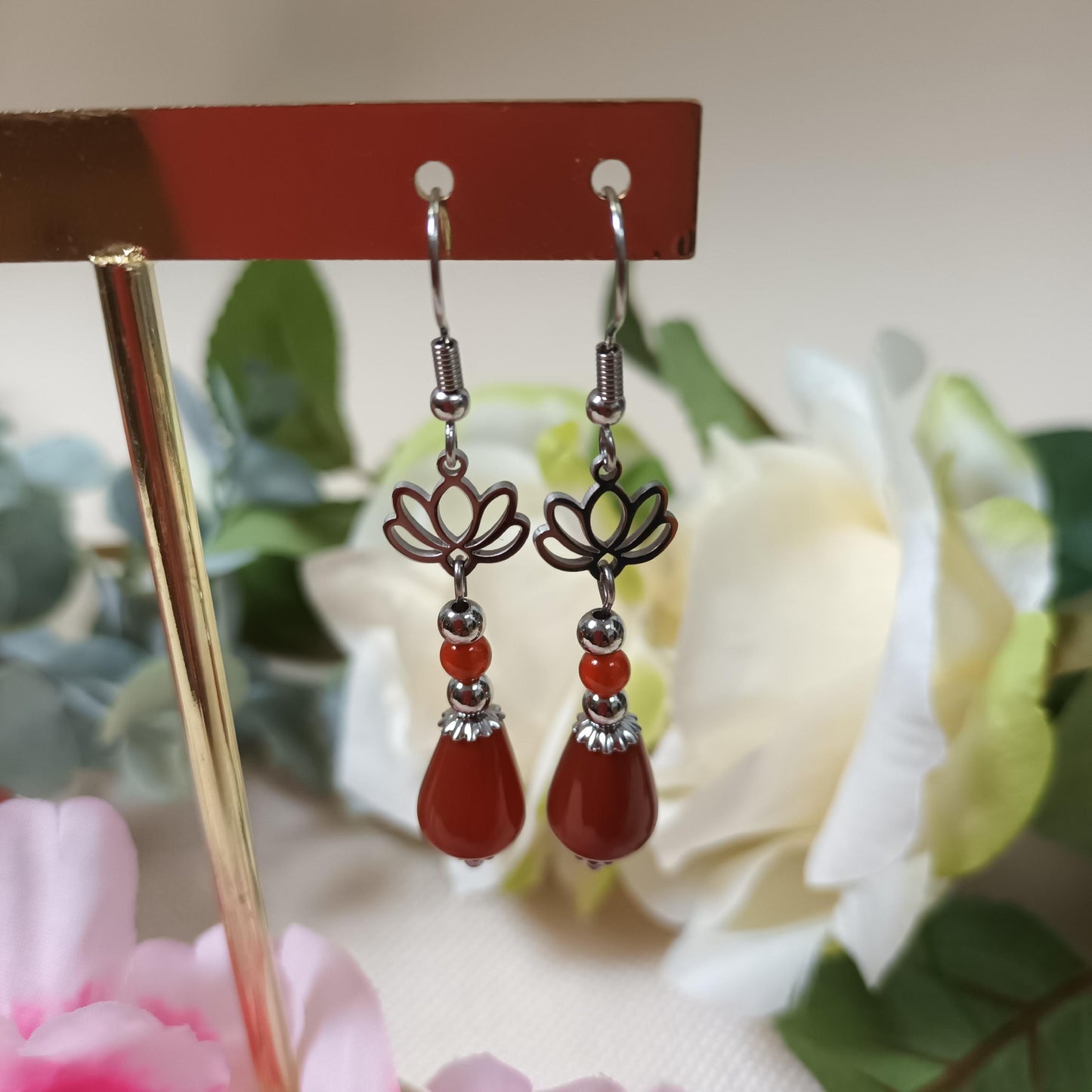 Boucles d’oreilles cornaline – lotus acier inox argent – 6 × 1 cm