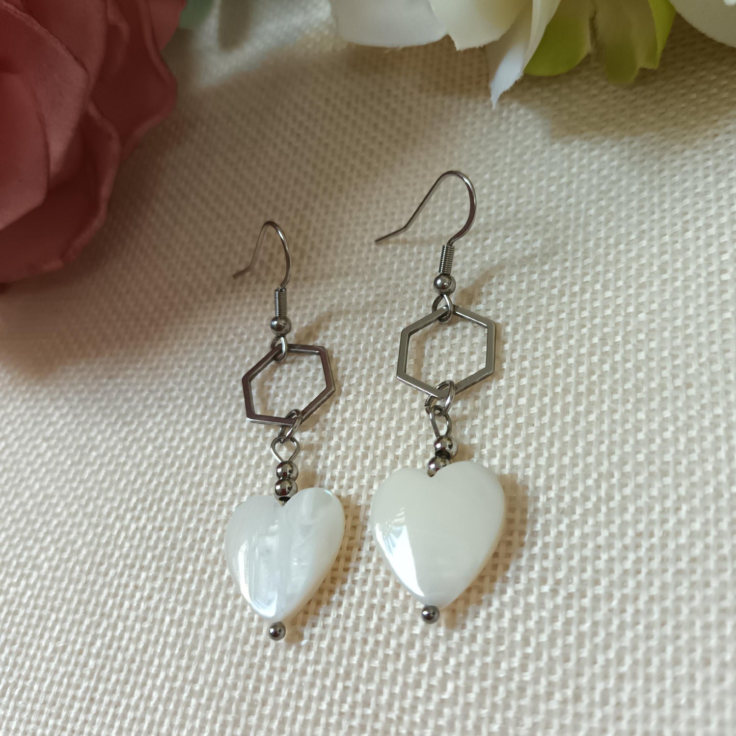 Boucles d’oreilles pendantes cœur nacre et acier inox - 5,8 × 1,5 cm