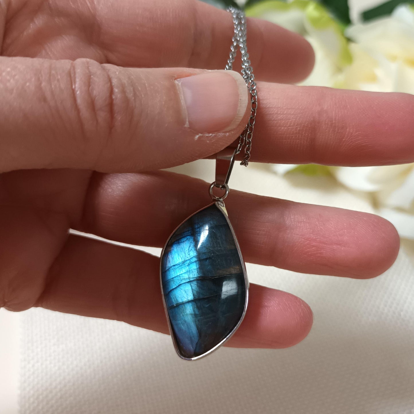 Pendentif labradorite sertie – 3 × 1,7 cm – chaîne acier inox argent
