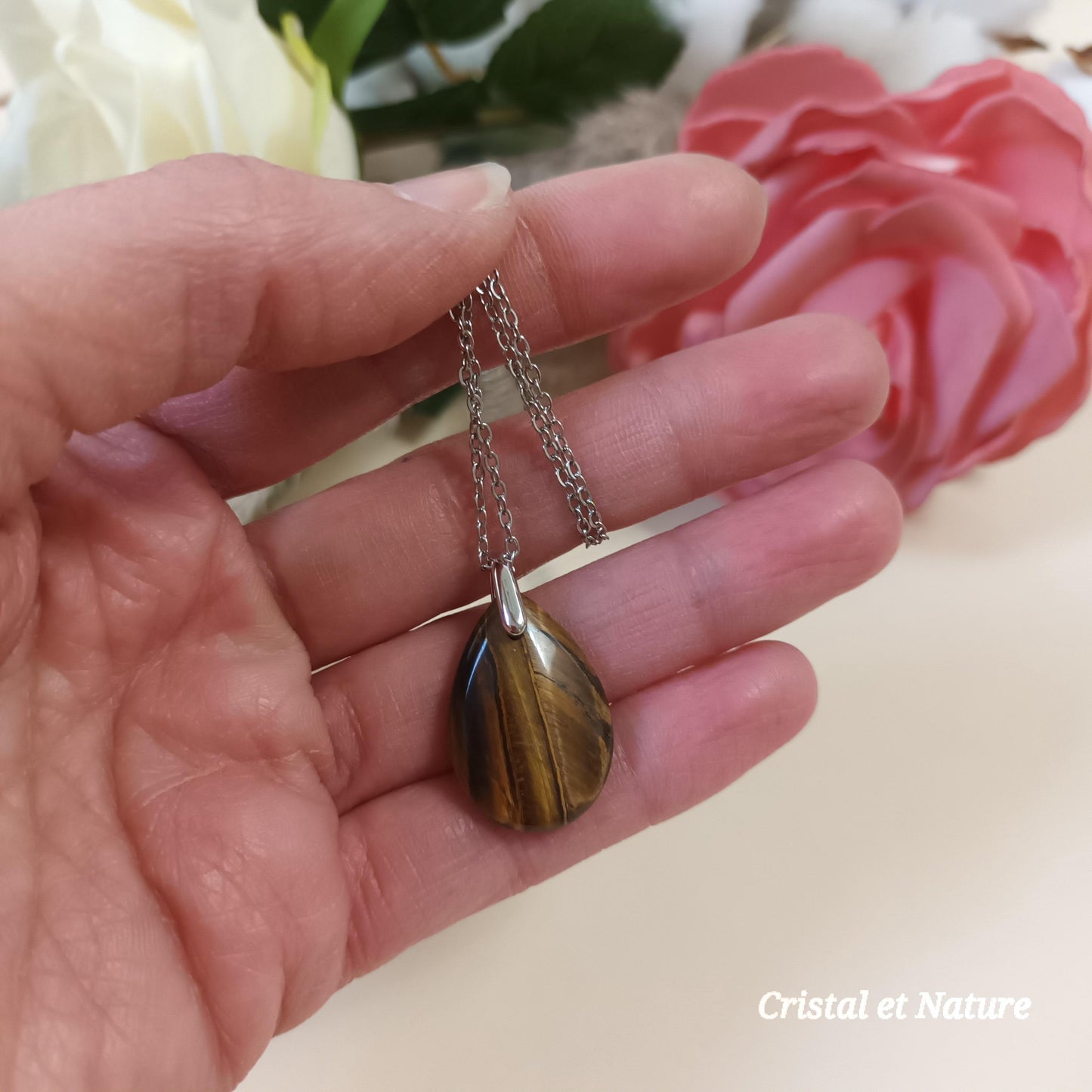 Pendentif œil de tigre goutte – chaîne acier inox argenté – 2,6 × 1,8 cm