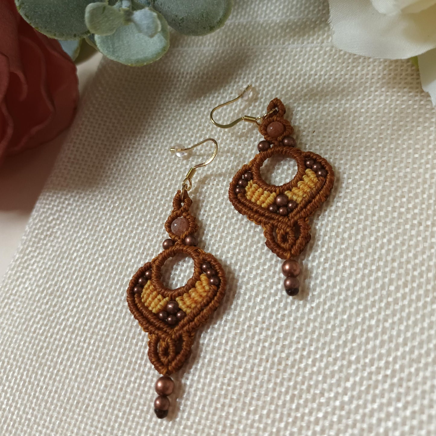 Boucles d’oreilles micro‑macramé pierre de soleil – laiton & inox argent – 6,8 × 2,5 cm