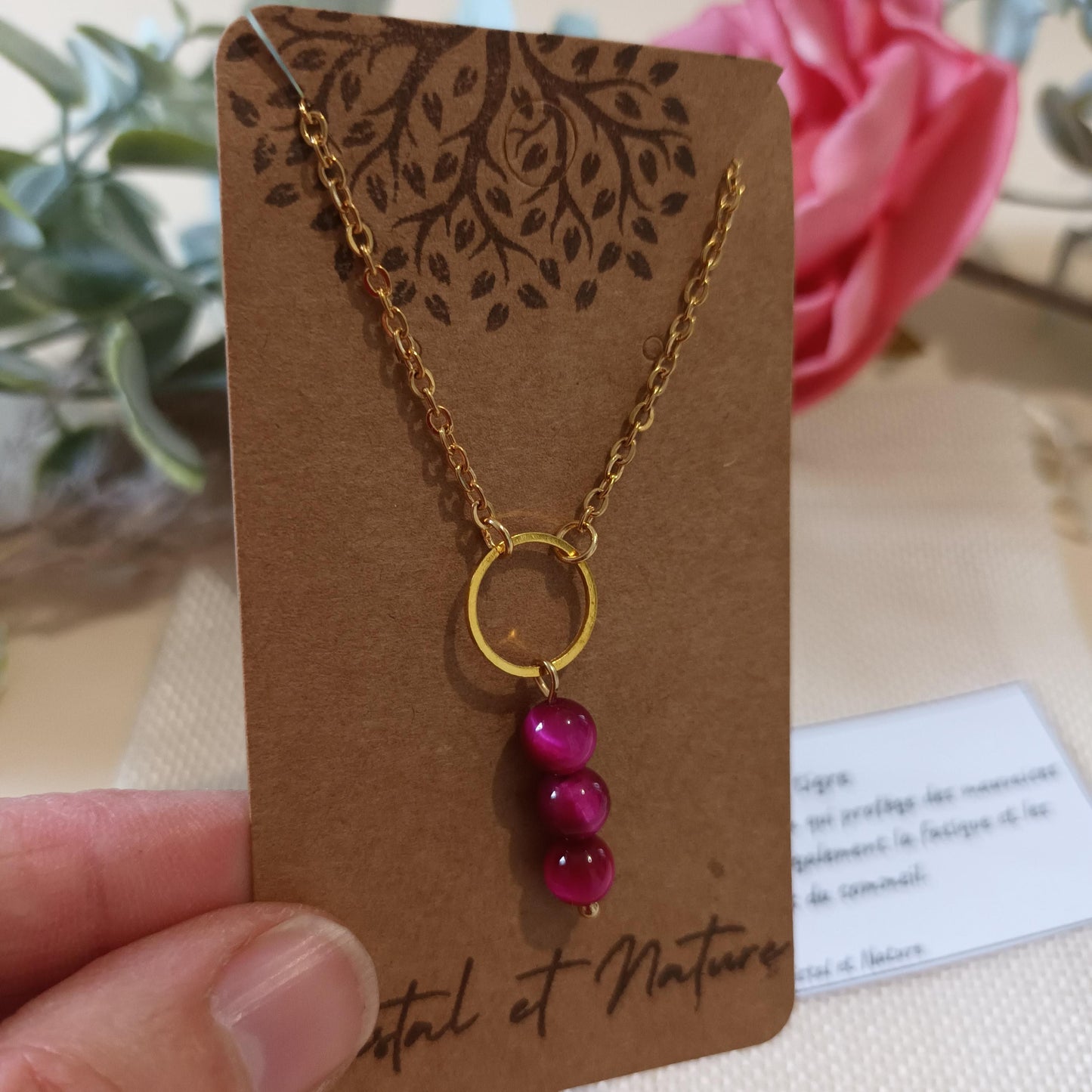 Collier œil de tigre rose – cercle inox doré – pierre 3,4 × 1,2 cm