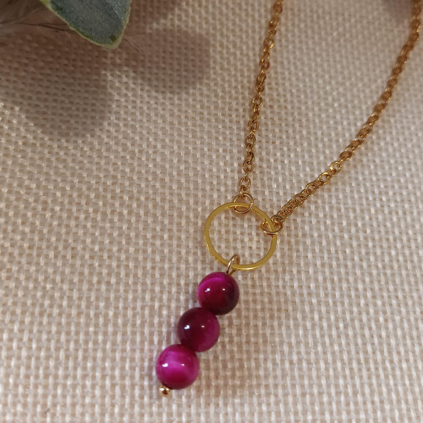Collier œil de tigre rose – cercle inox doré – pierre 3,4 × 1,2 cm