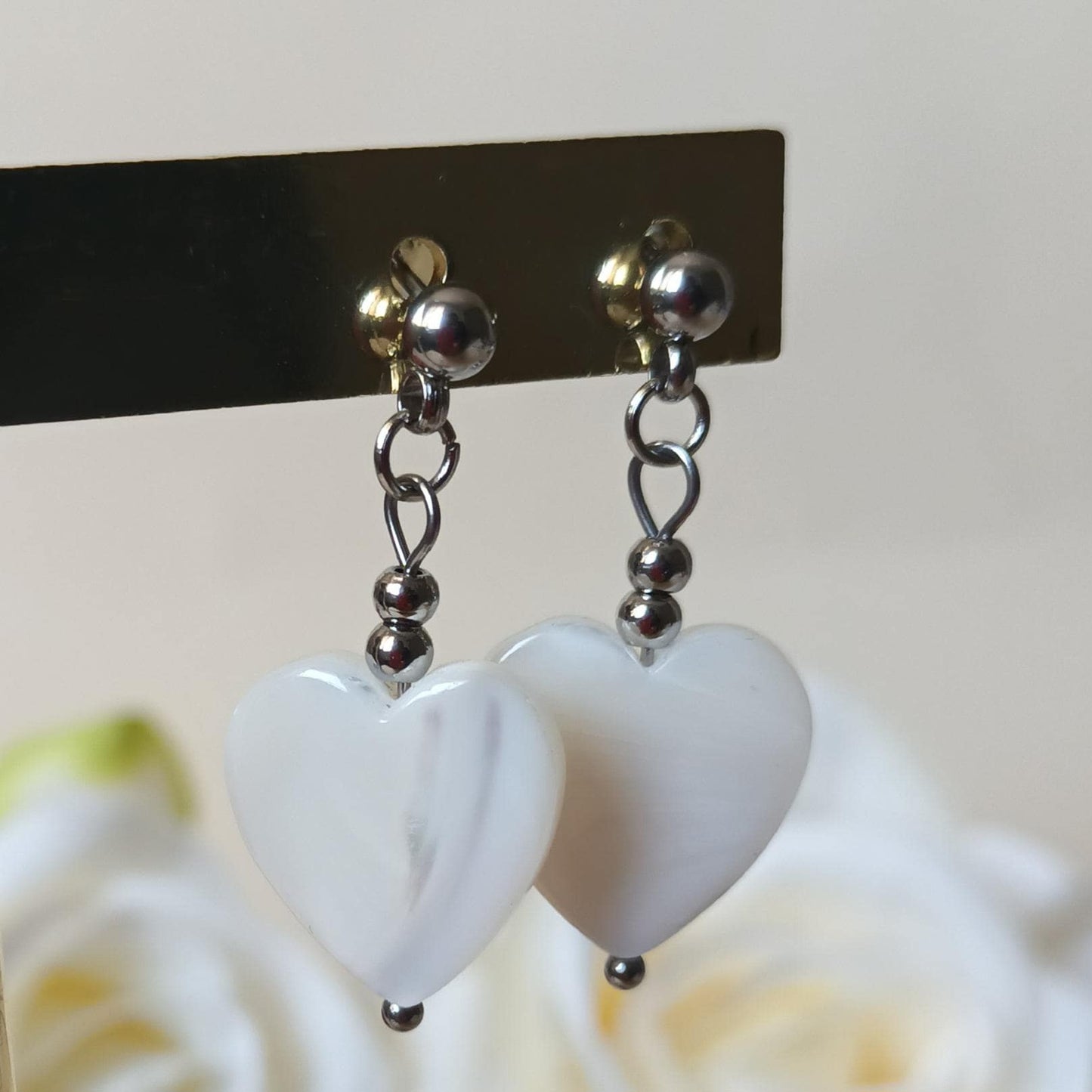 Boucles d’oreilles pendantes cœur nacre et acier inox - 3,4 × 1,5 cm