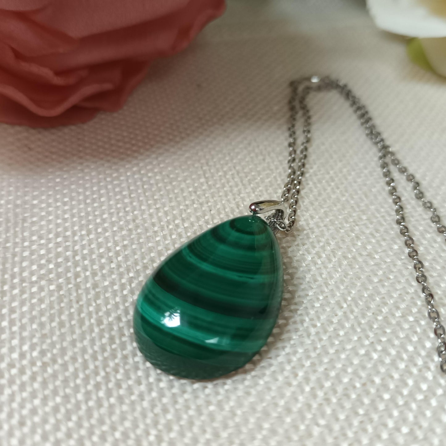 Pendentif malachite naturelle – 3 × 1,9 cm – chaîne acier inox argenté