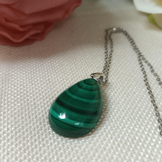 Pendentif malachite naturelle – 3 × 1,9 cm – chaîne acier inox argenté