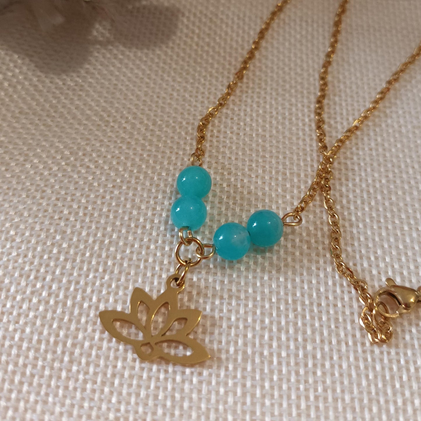 Collier amazonite – fleur de lotus – 4 perles 6 mm – acier inoxydable or