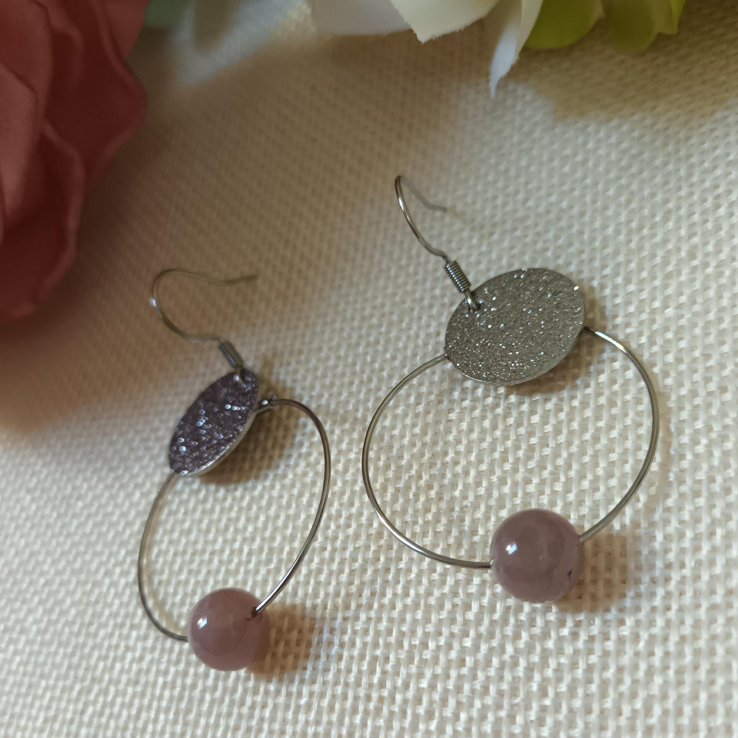 Boucles d’oreilles anneau quartz rose Madagascar - acier inox - 5 × 3 cm