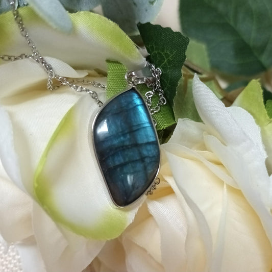 Pendentif labradorite naturelle – 3 × 1,7 cm – chaîne acier inox argent
