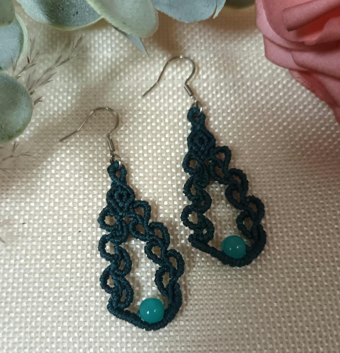 Boucles d’oreilles amazonite du Pérou – micro‑macramé – pendantes 6,4 cm