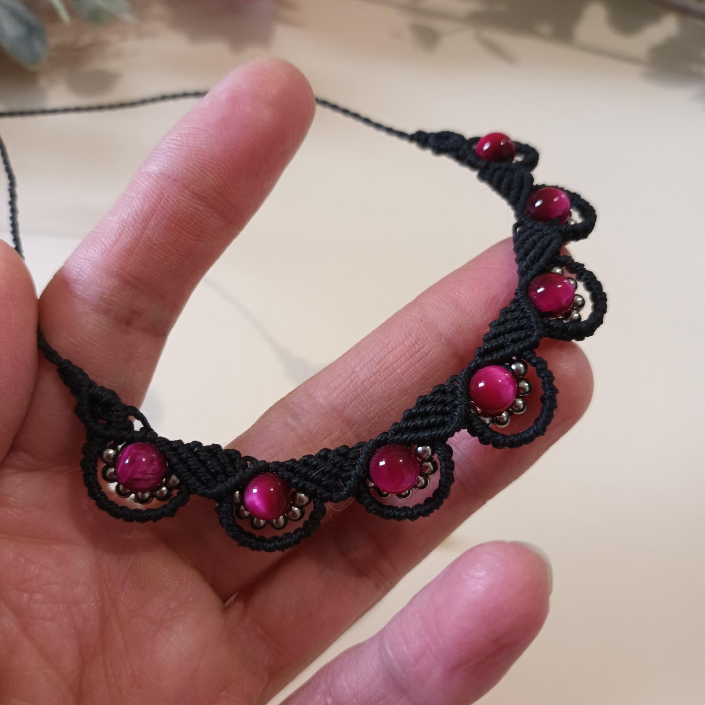 Collier œil de tigre teinté 6 mm – perles acier inox –  micro‑macramé -réglable