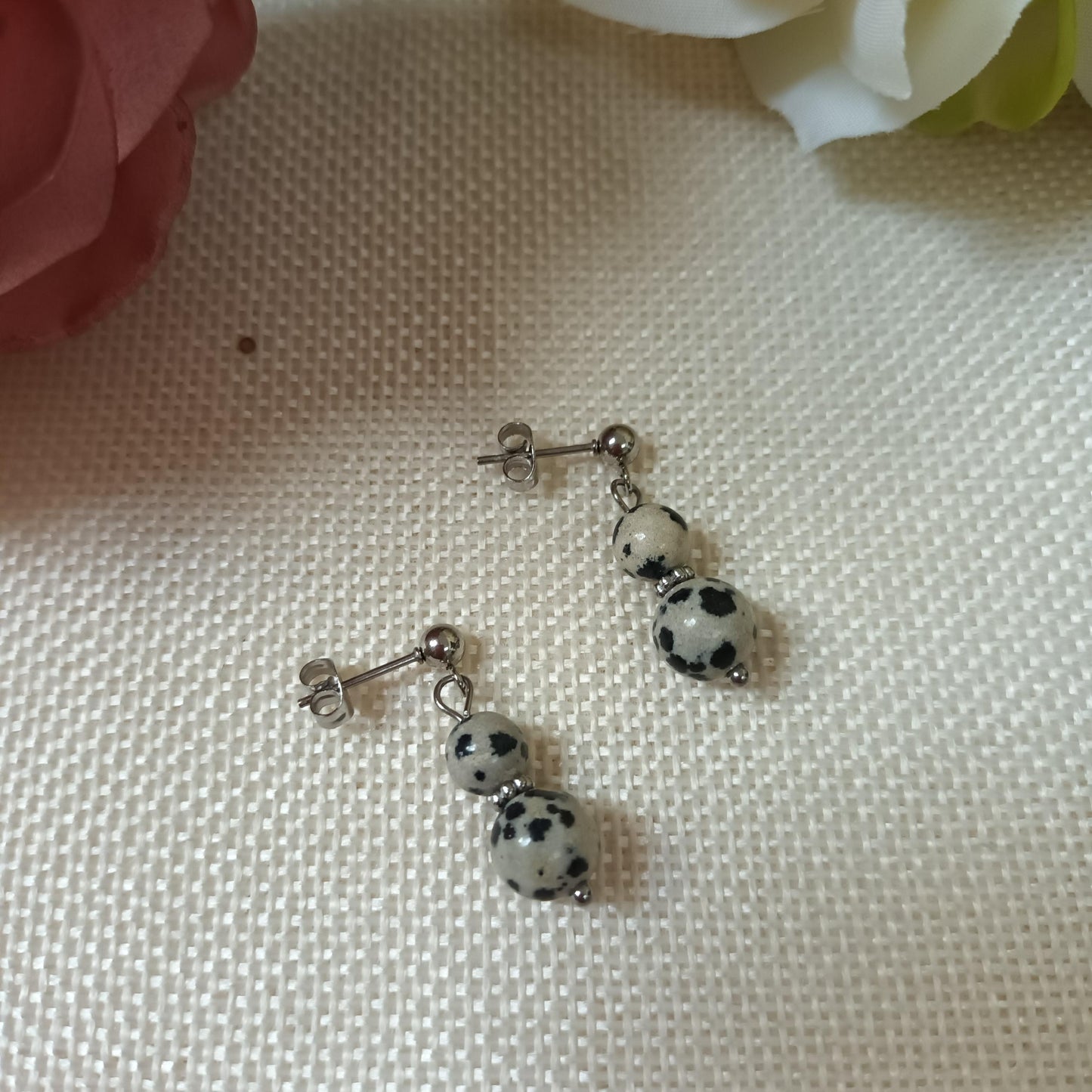 Boucles d’oreilles jaspe dalmatien – acier inox argent – 2,8 × 0,8 cm
