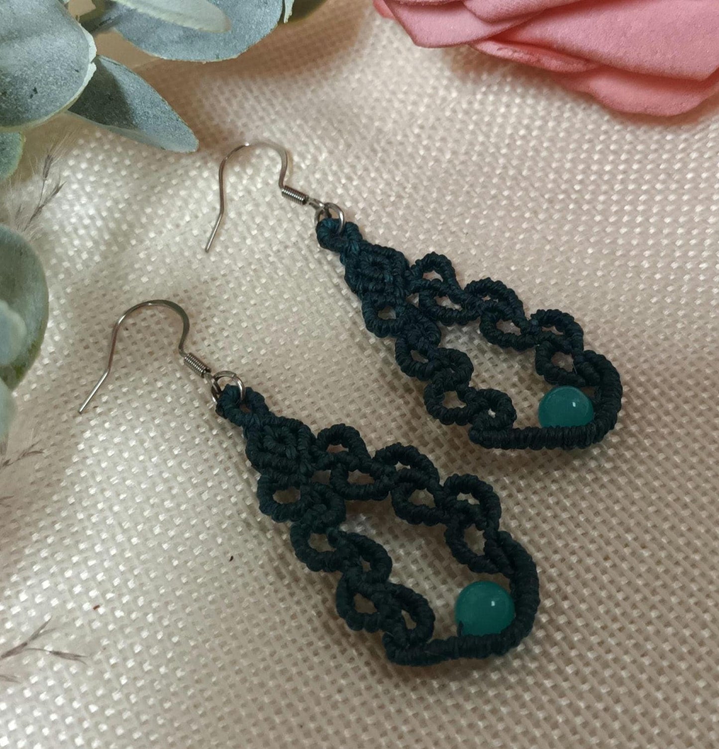 Boucles d’oreilles amazonite du Pérou – micro‑macramé – pendantes 6,4 cm