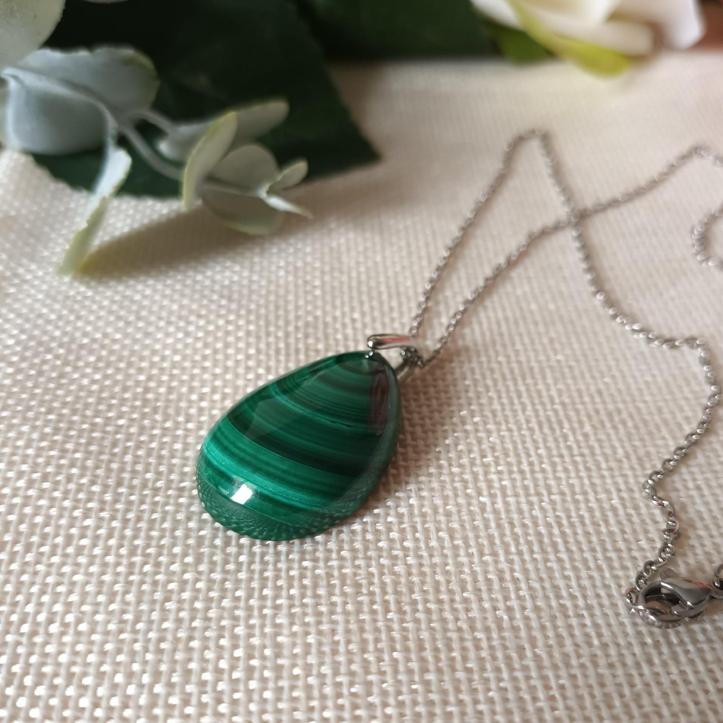Pendentif malachite naturelle – 3 × 1,9 cm – chaîne acier inox argenté