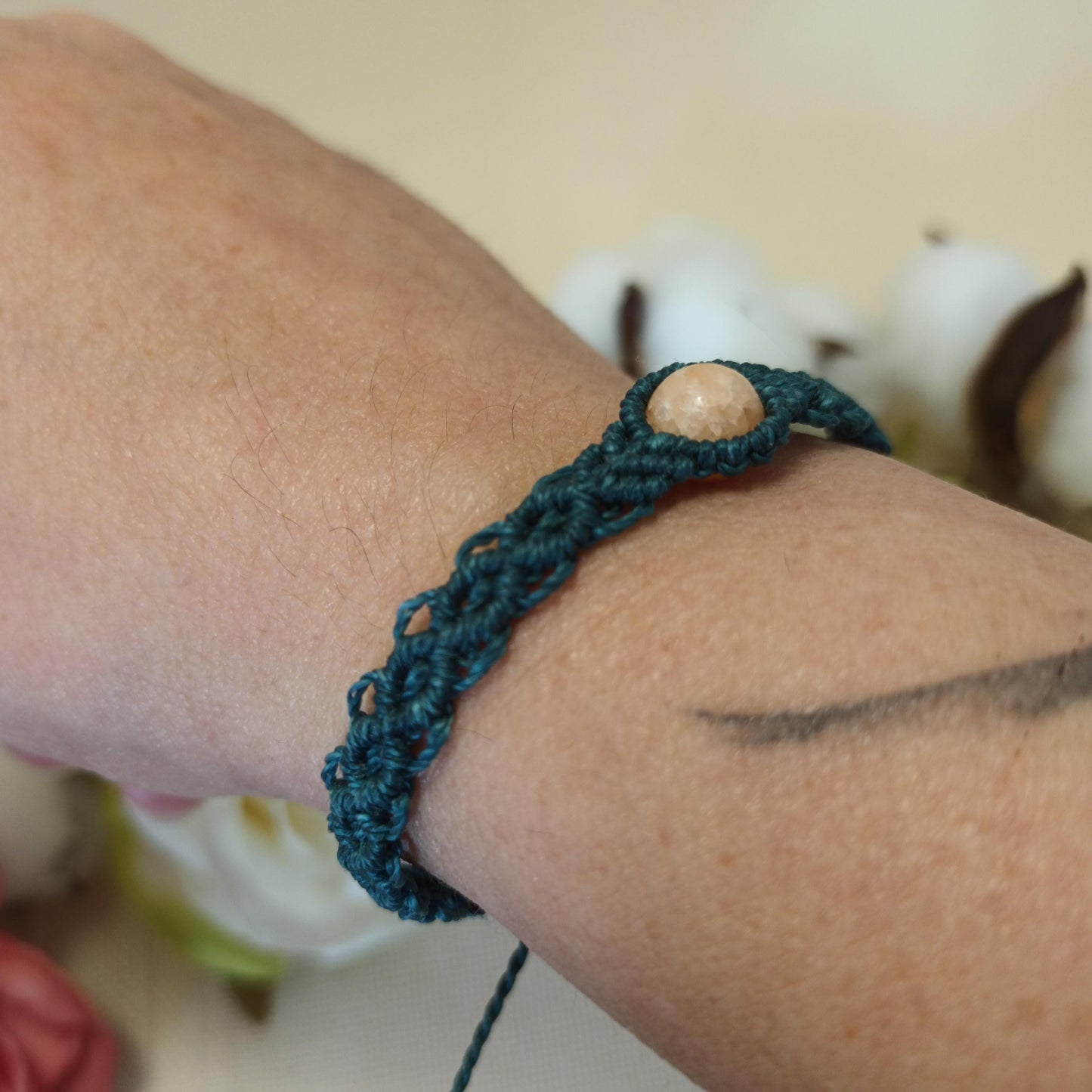 Bracelet pierre de soleil - micro-macramé - réglable