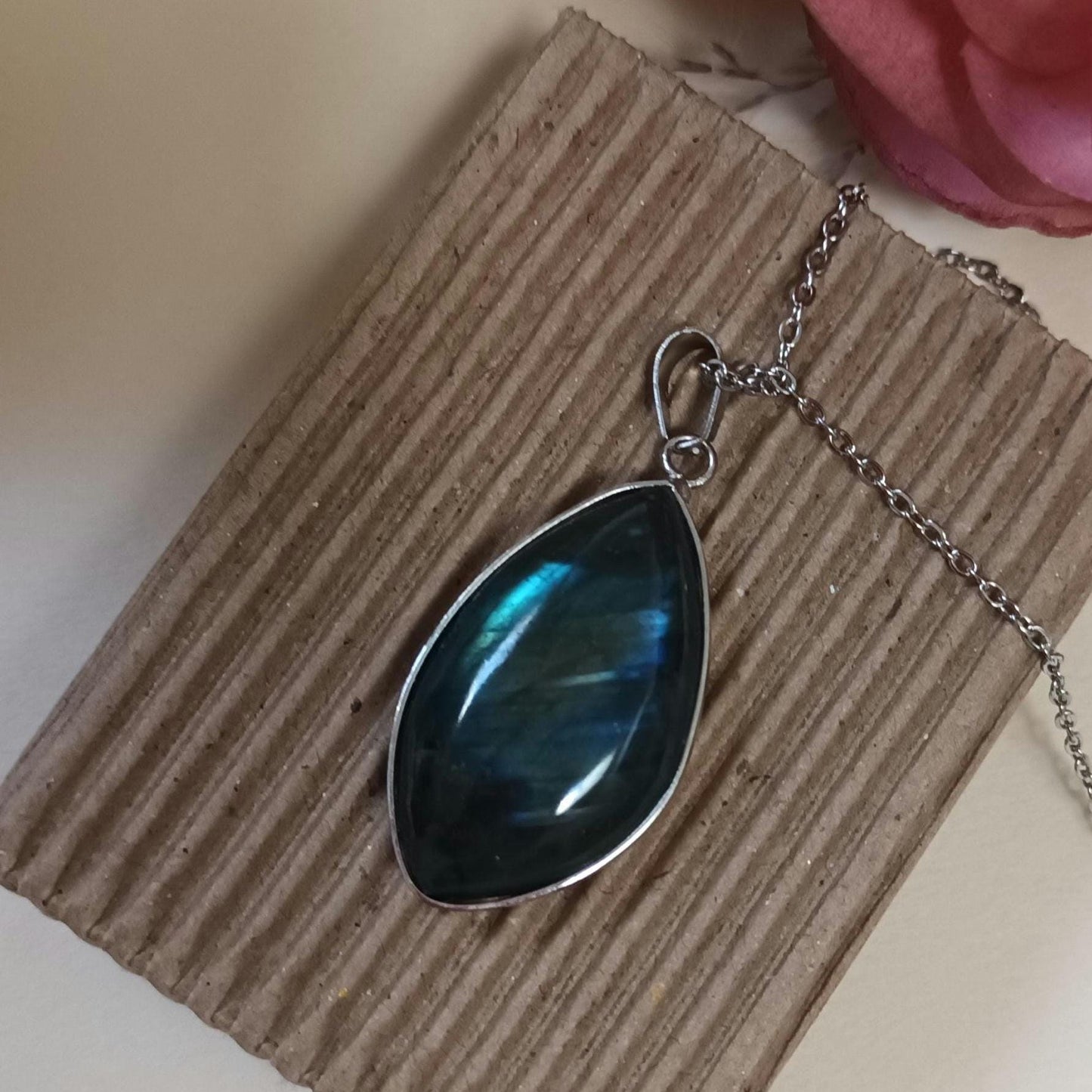 Pendentif labradorite sertie – collier acier inoxydable argenté – 3,5 × 2 cm