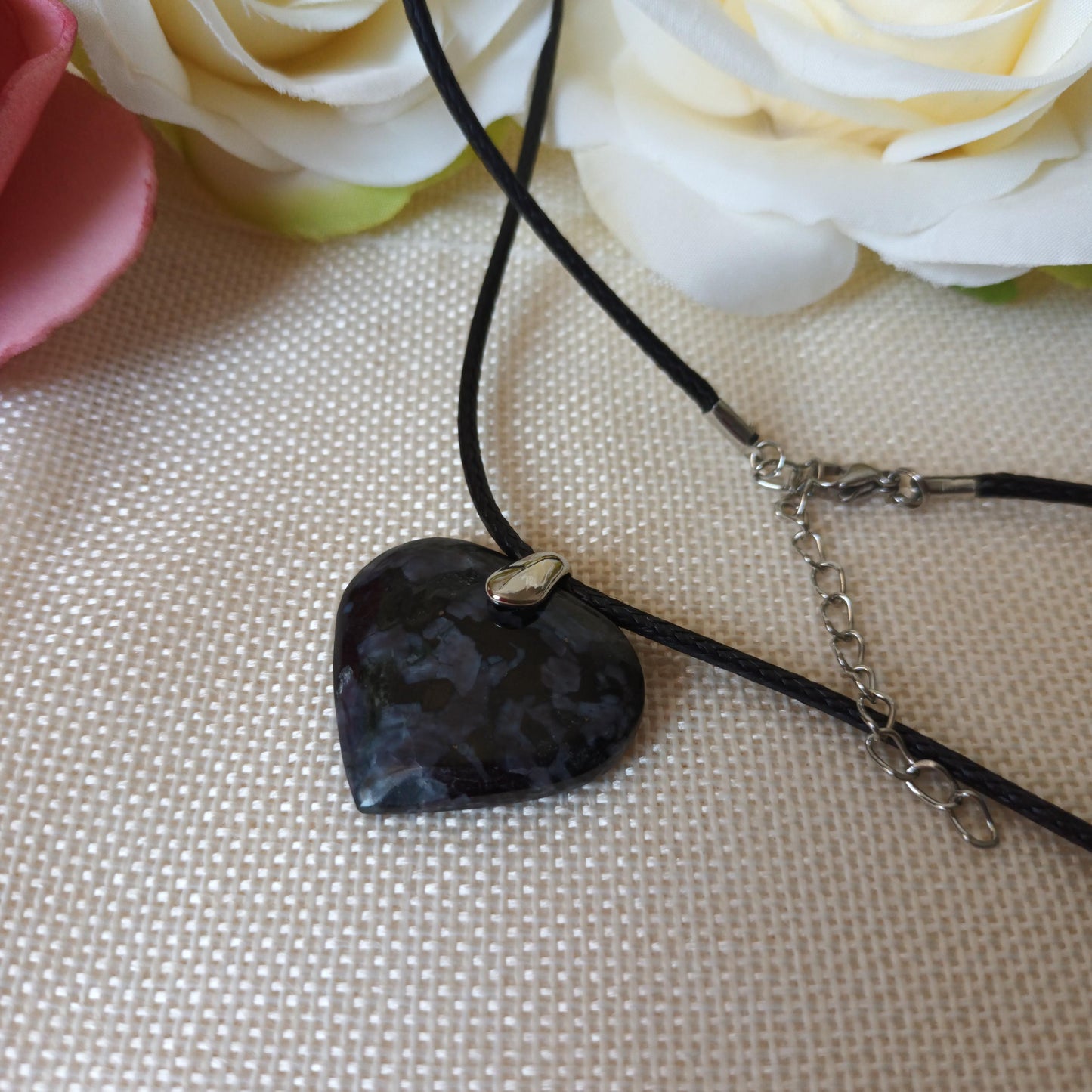 Pendentif cœur gabbro – cordon réglable