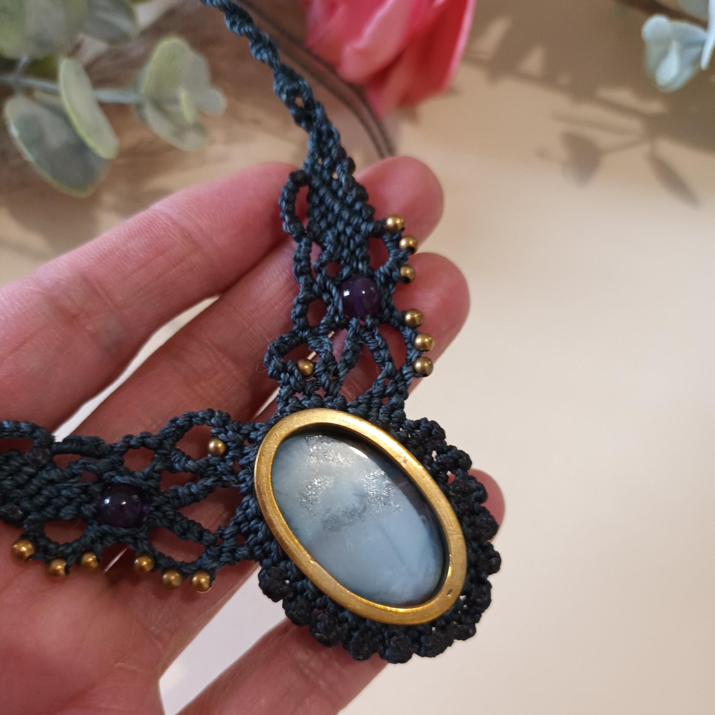 Collier micro‑macramé opale bleue et améthyste – réglable