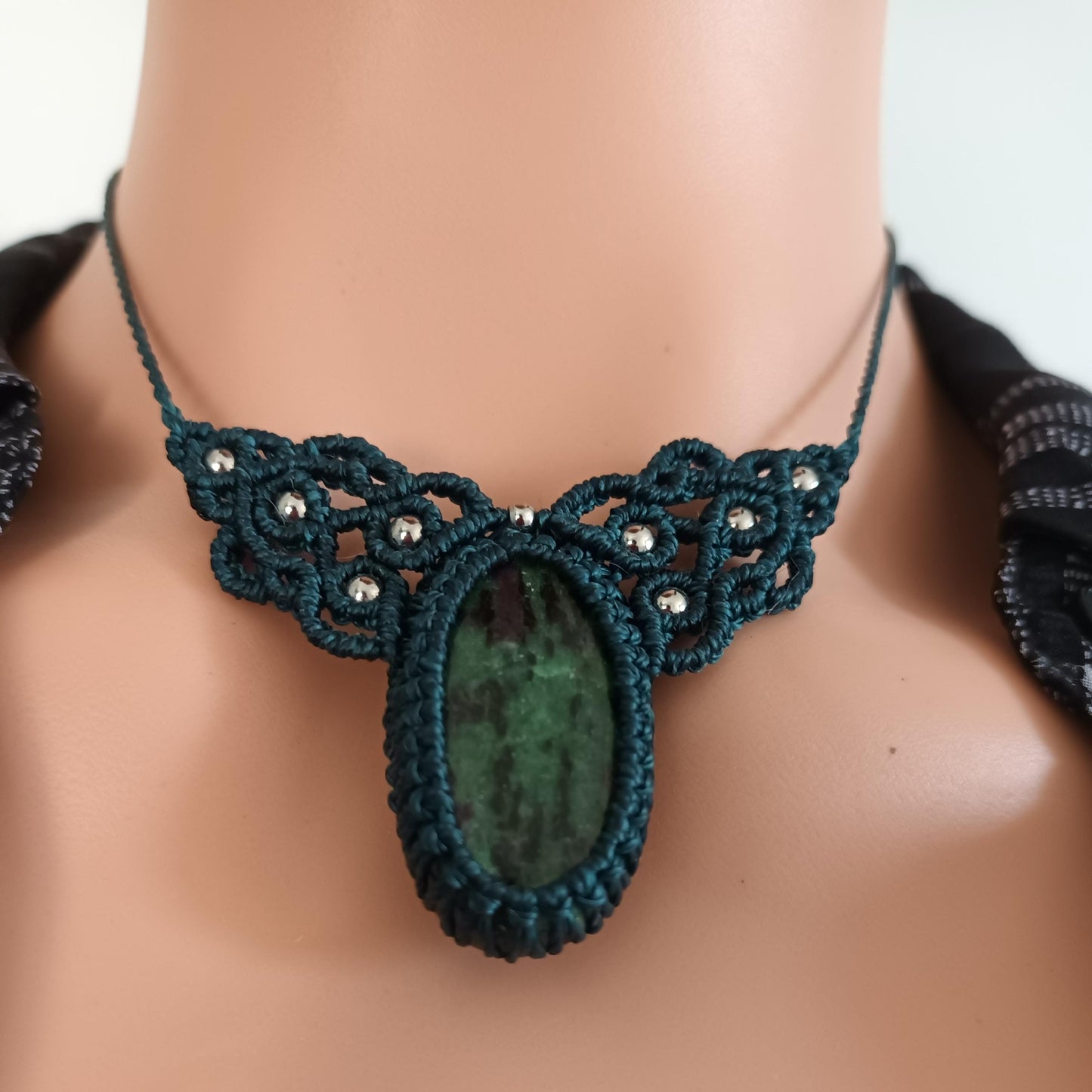 Collier zoïsite rubis – pierre 3,4 × 1,8 cm – perles acier inox -  micro‑macramé– réglable
