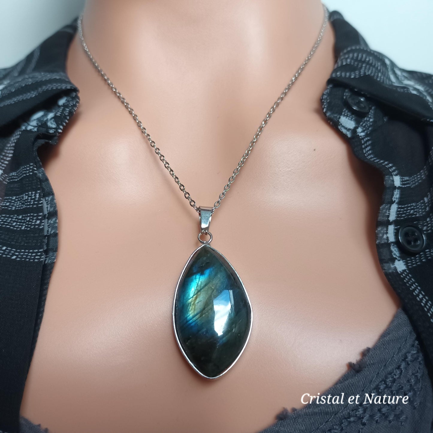 Pendentif labradorite sertie – collier acier inoxydable argenté – 3,5 × 2 cm