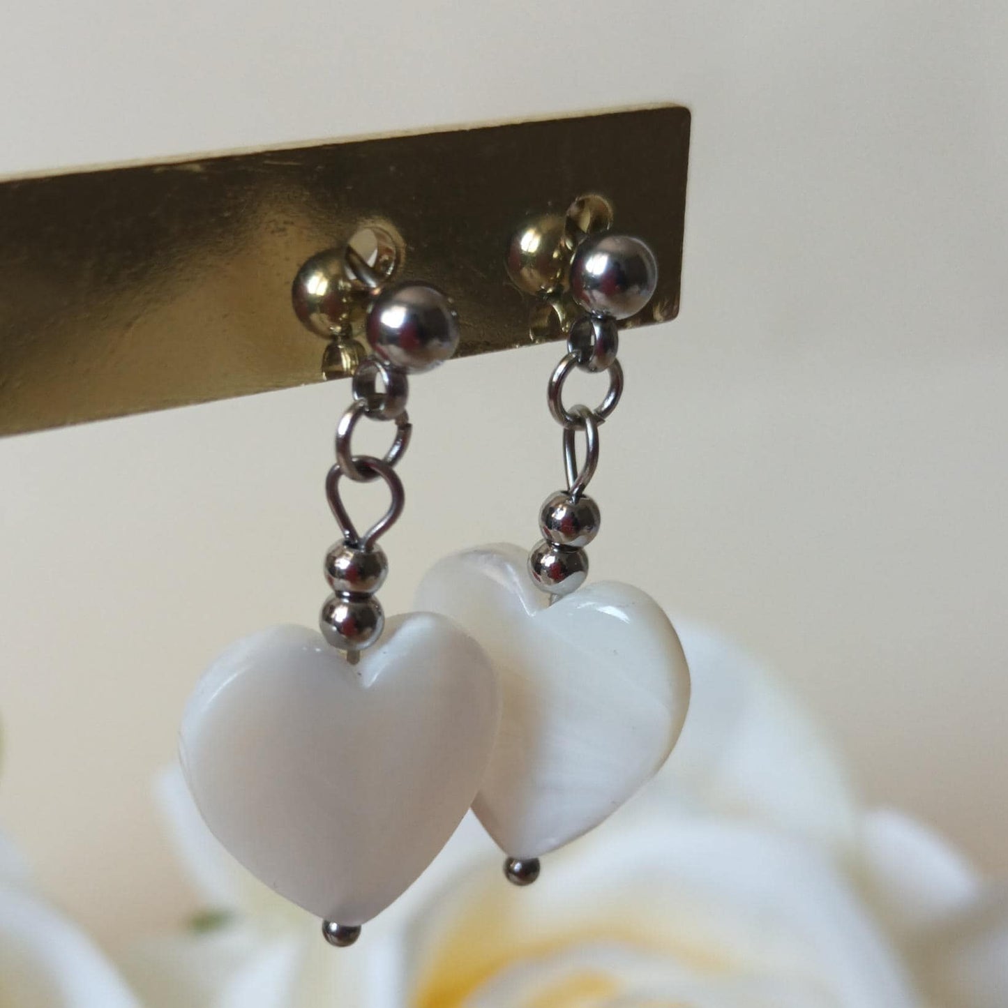 Boucles d’oreilles pendantes cœur nacre et acier inox - 3,4 × 1,5 cm