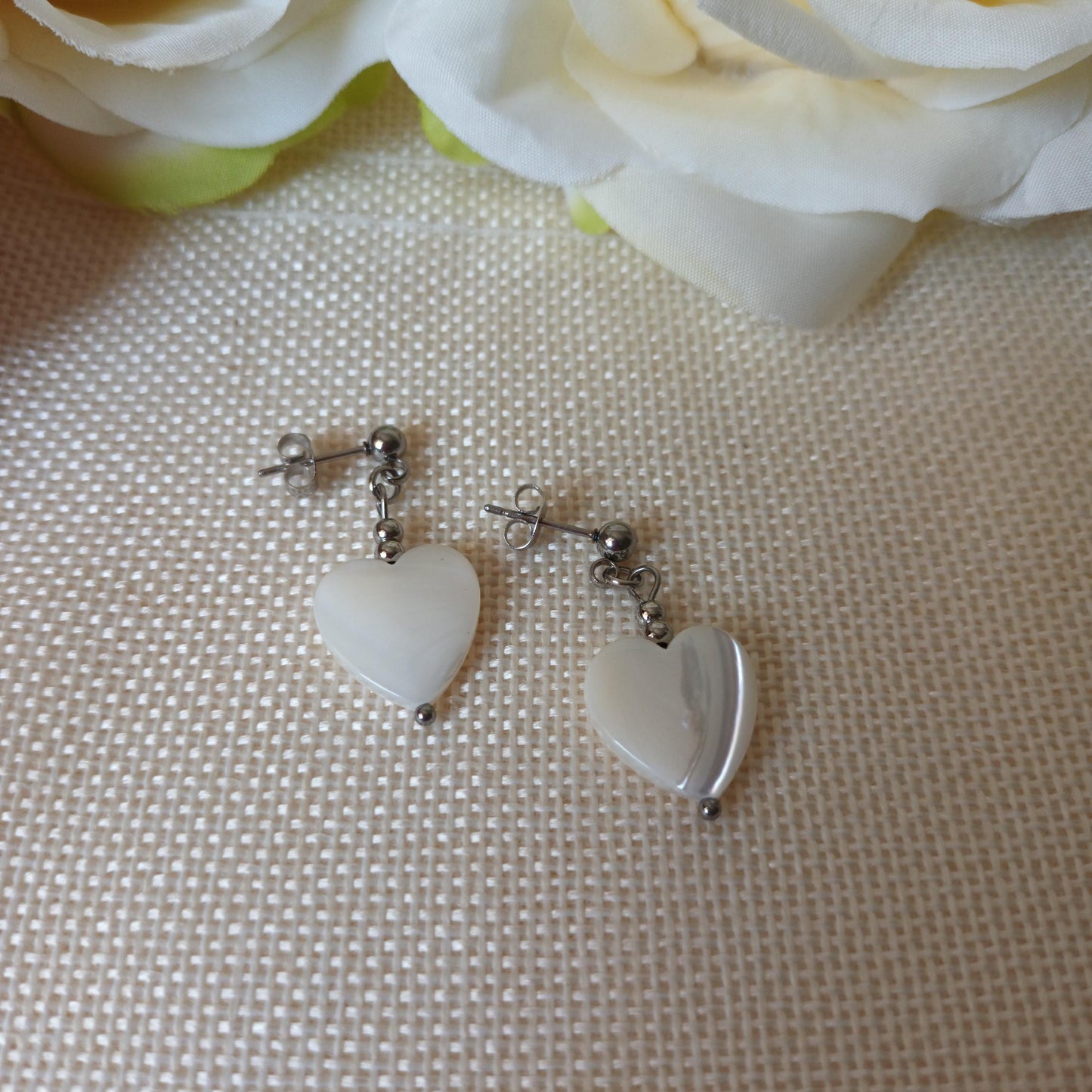 Boucles d’oreilles pendantes cœur nacre et acier inox - 3,4 × 1,5 cm