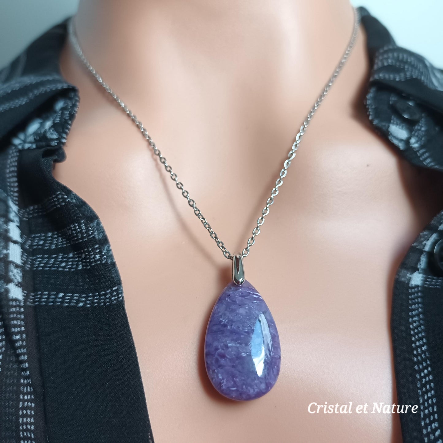 Pendentif charoïte naturelle – 2,5 × 1,5 cm – chaîne acier inox argenté