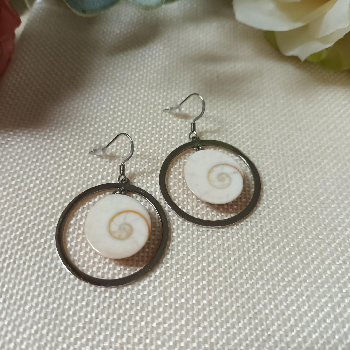 Boucles d’oreilles œil de Sainte‑Lucie - acier inox argent - 4,3 × 3 cm