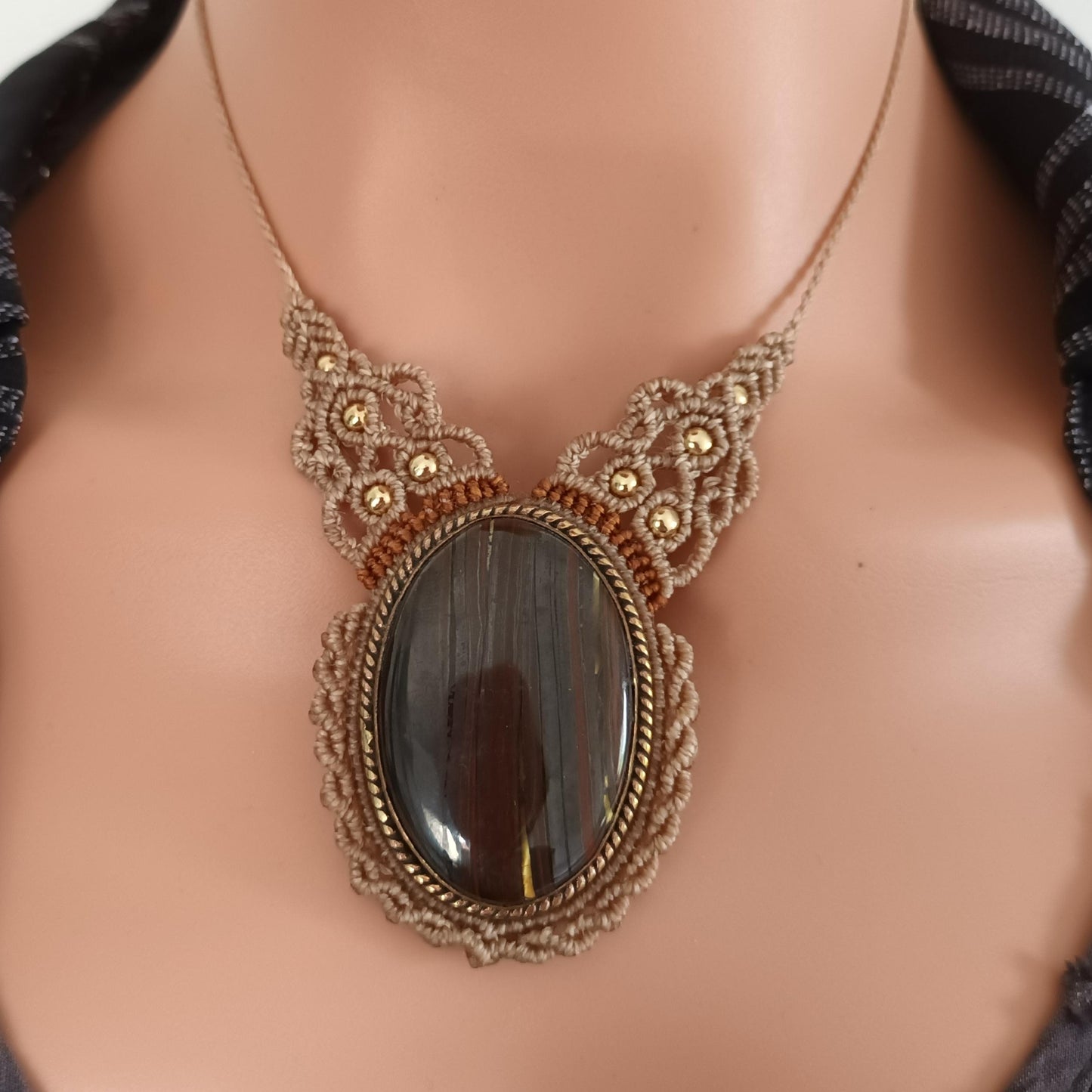 Collier œil de fer - 4,3 × 2,8 cm -  micro‑macramé - réglable
