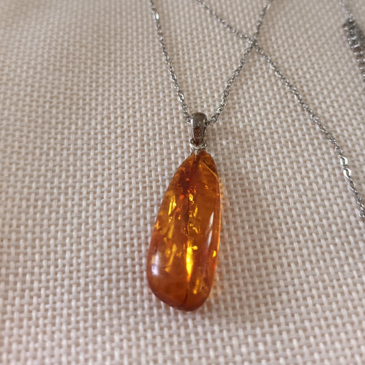 Pendentif ambre naturelle – 3 × 1,2 cm – chaîne acier inox argenté