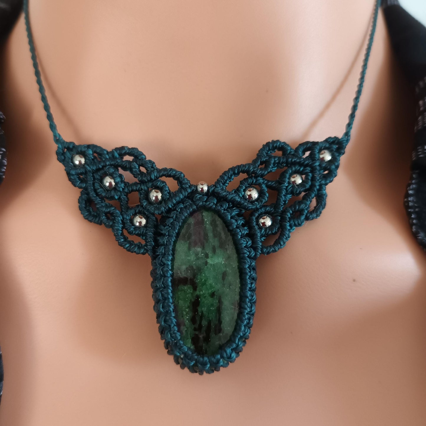 Collier zoïsite rubis – pierre 3,4 × 1,8 cm – perles acier inox -  micro‑macramé– réglable
