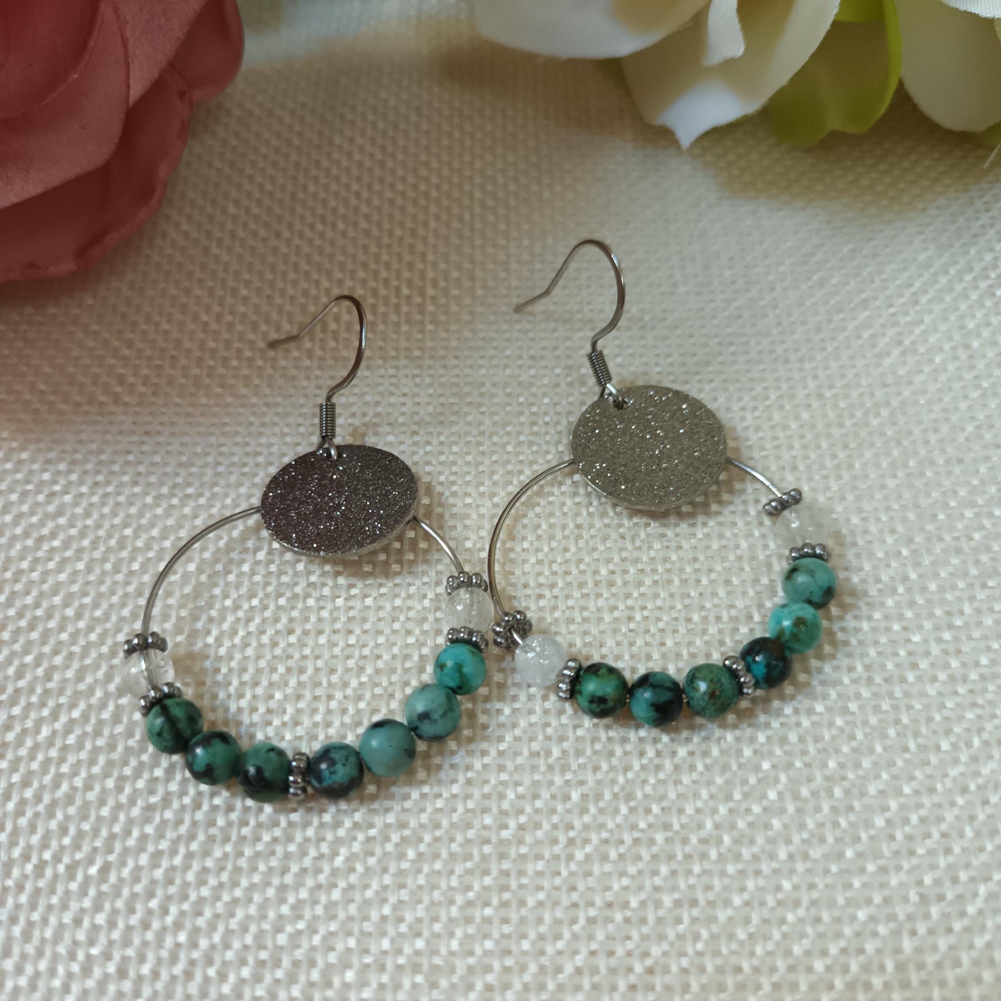 Boucles d’oreilles turquoise d’Afrique & cristal de roche • anneaux • acier inox argent • 5 × 3,5 cm