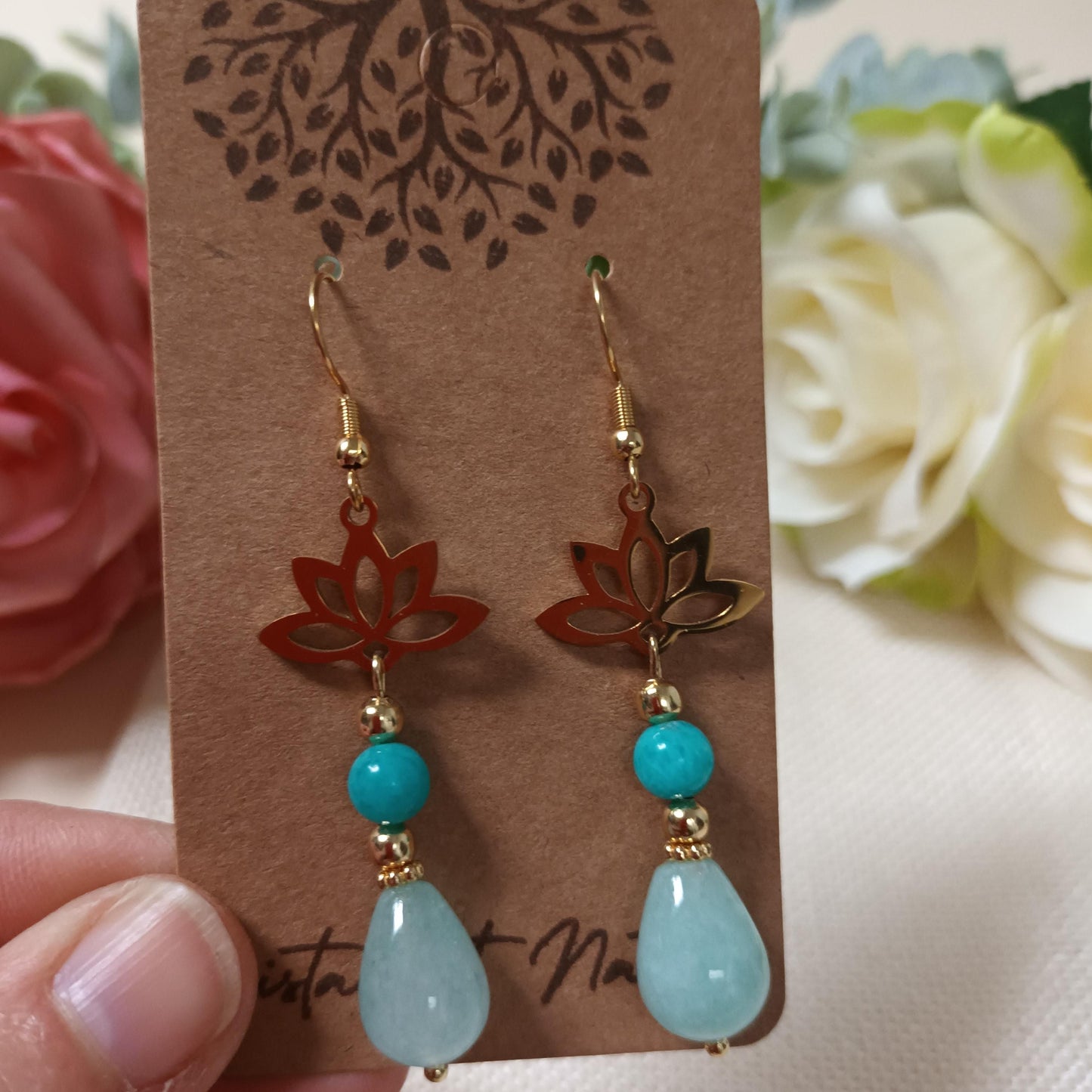 Boucles d’oreilles amazonite – lotus acier inox or – 6,6 × 1 cm – fait main