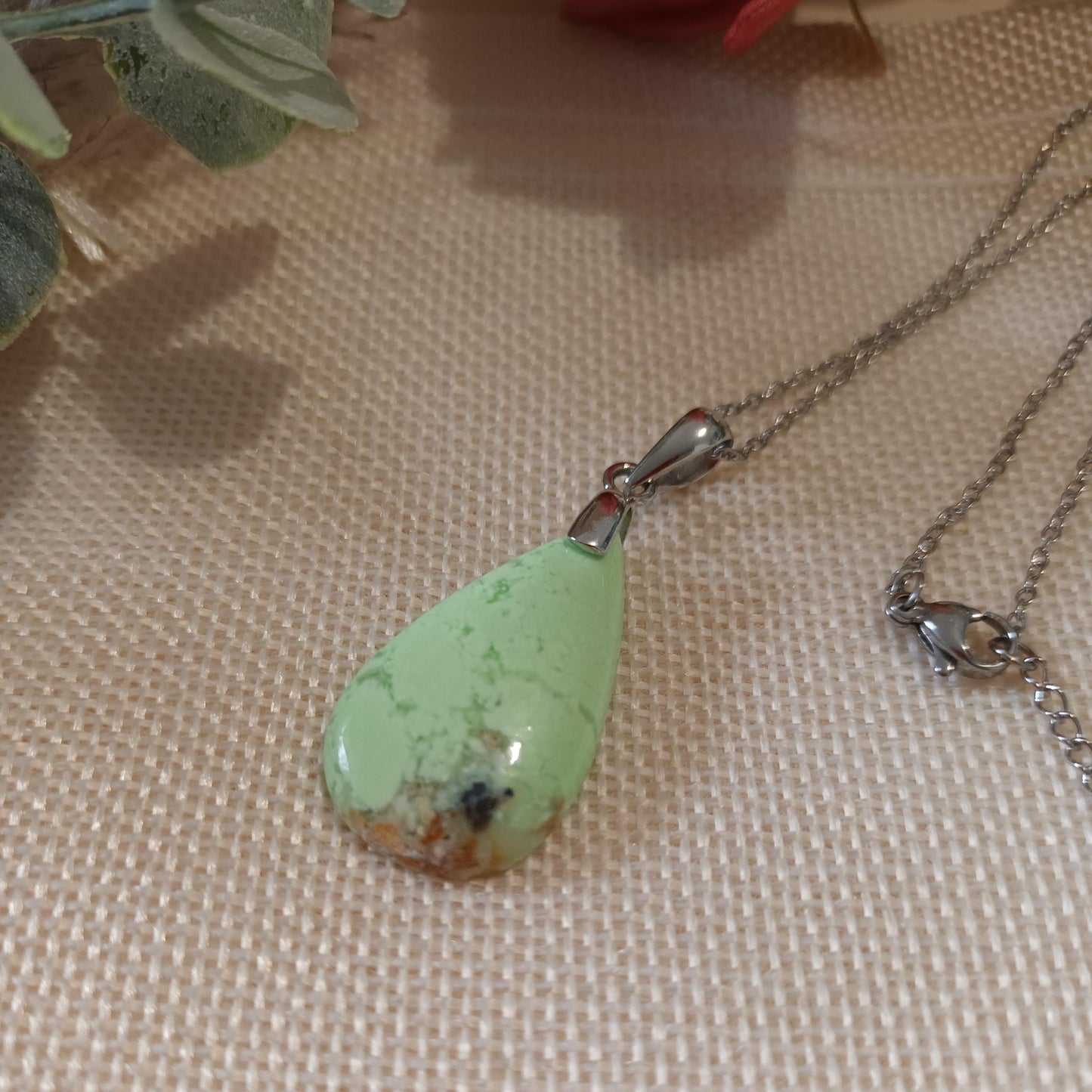Pendentif chrysoprase citron – bélière argent – 3,2 × 1,8 cm – chaîne inox