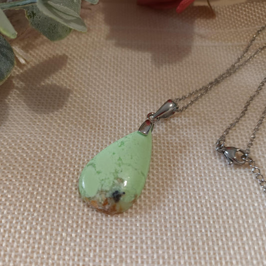 Pendentif chrysoprase citron – bélière argent – 3,2 × 1,8 cm – chaîne inox