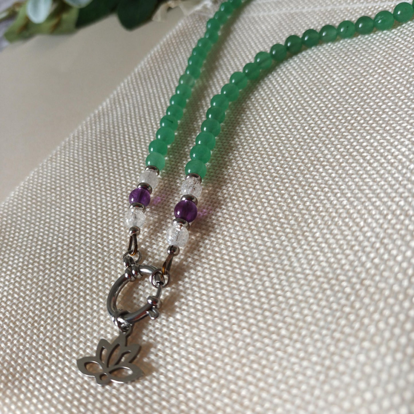 Collier aventurine verte - cristal craquelé - améthyste perles 6 mm - lotus acier inox - 43 cm