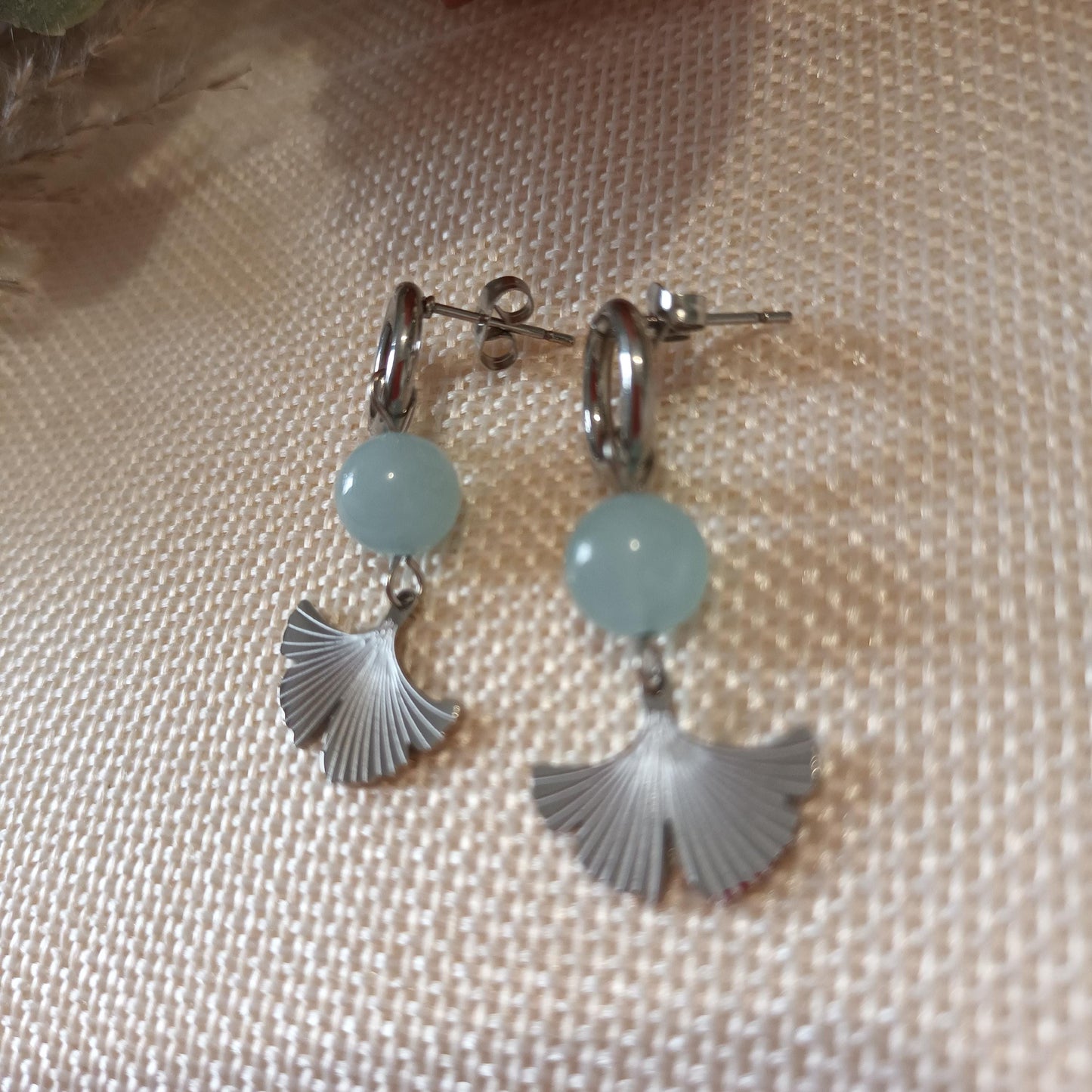 Boucles d’oreilles ginkgo et aigue‑marine – acier inox argent – 3,8 × 1,7 cm