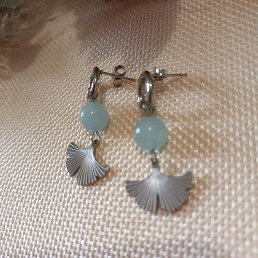 Boucles d’oreilles ginkgo et aigue‑marine – acier inox argent – 3,8 × 1,7 cm