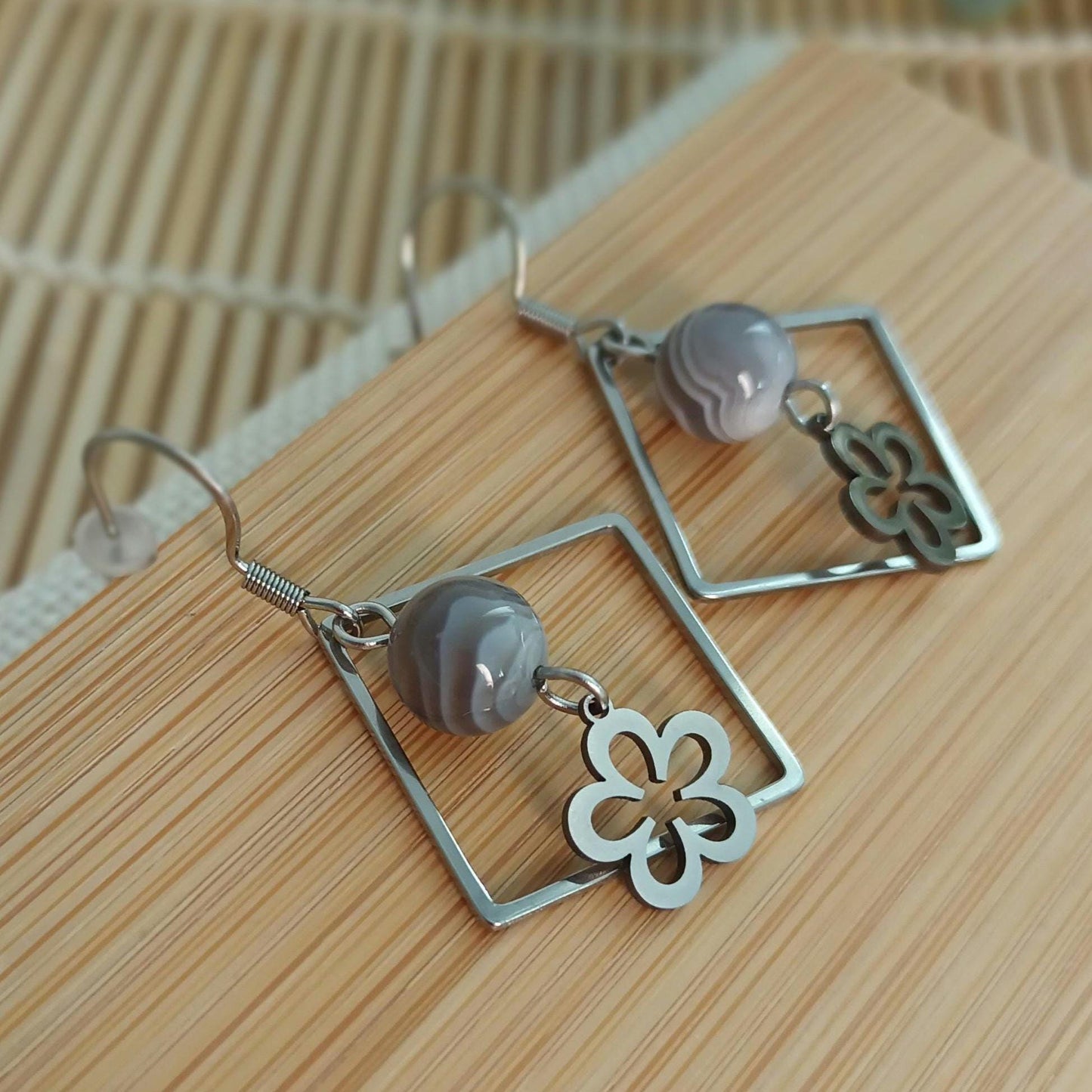Boucles d’oreilles agate Botswana – acier inox argenté – 4,3 × 2,7 cm