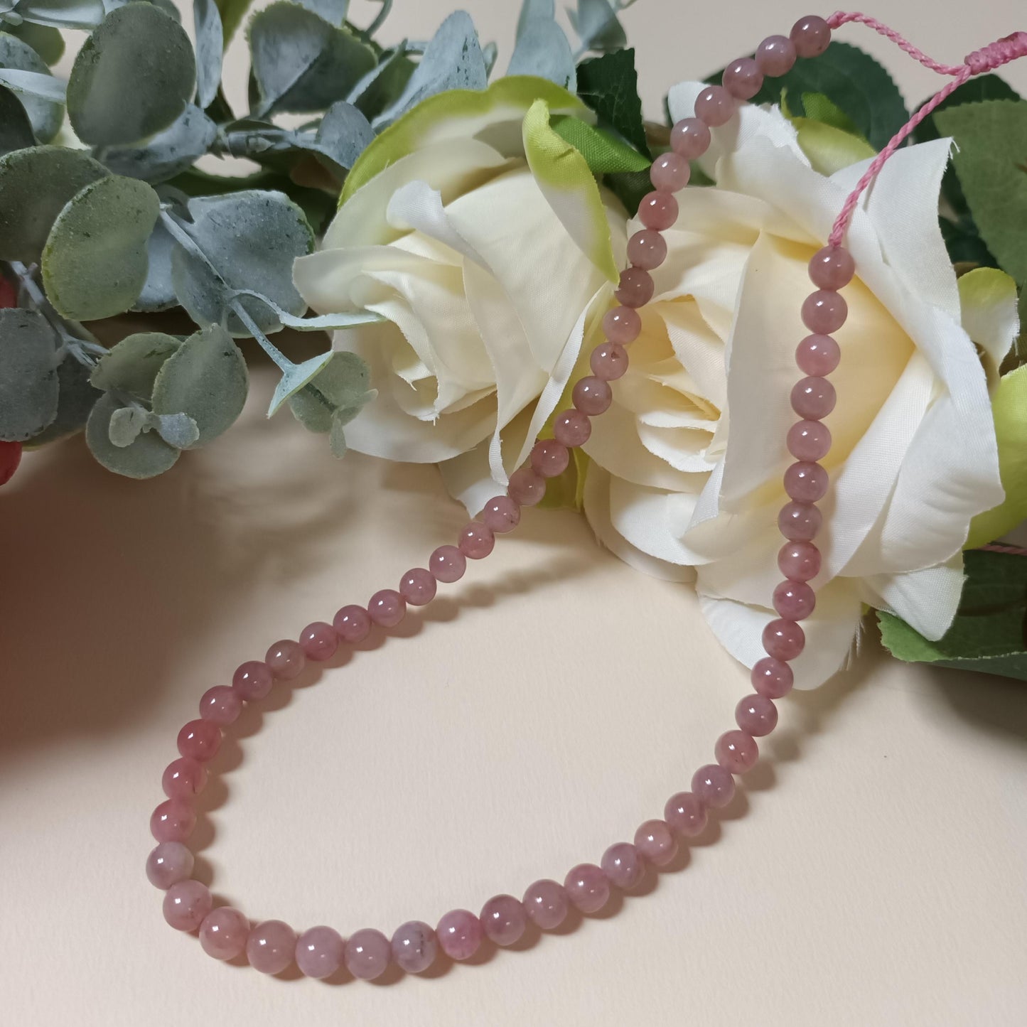 Collier quartz rose Madagascar – perles 6 mm – lien macramé réglable