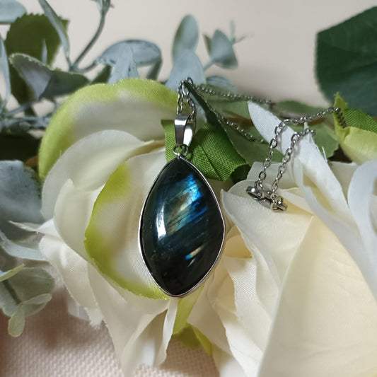 Pendentif labradorite sertie – collier acier inoxydable argenté – 3,5 × 2 cm