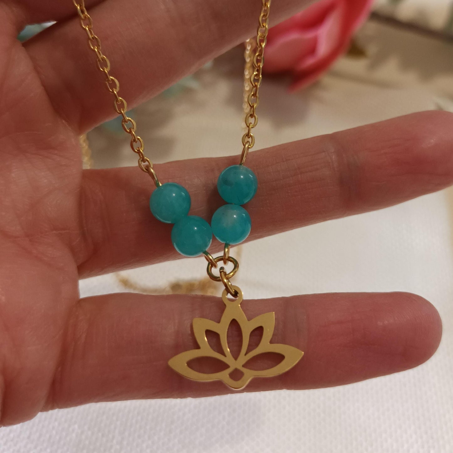 Collier amazonite – fleur de lotus – 4 perles 6 mm – acier inoxydable or