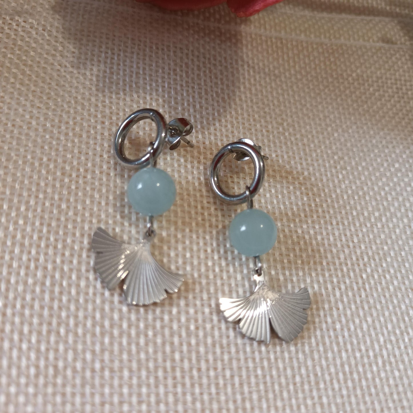 Boucles d’oreilles ginkgo et aigue‑marine – acier inox argent – 3,8 × 1,7 cm