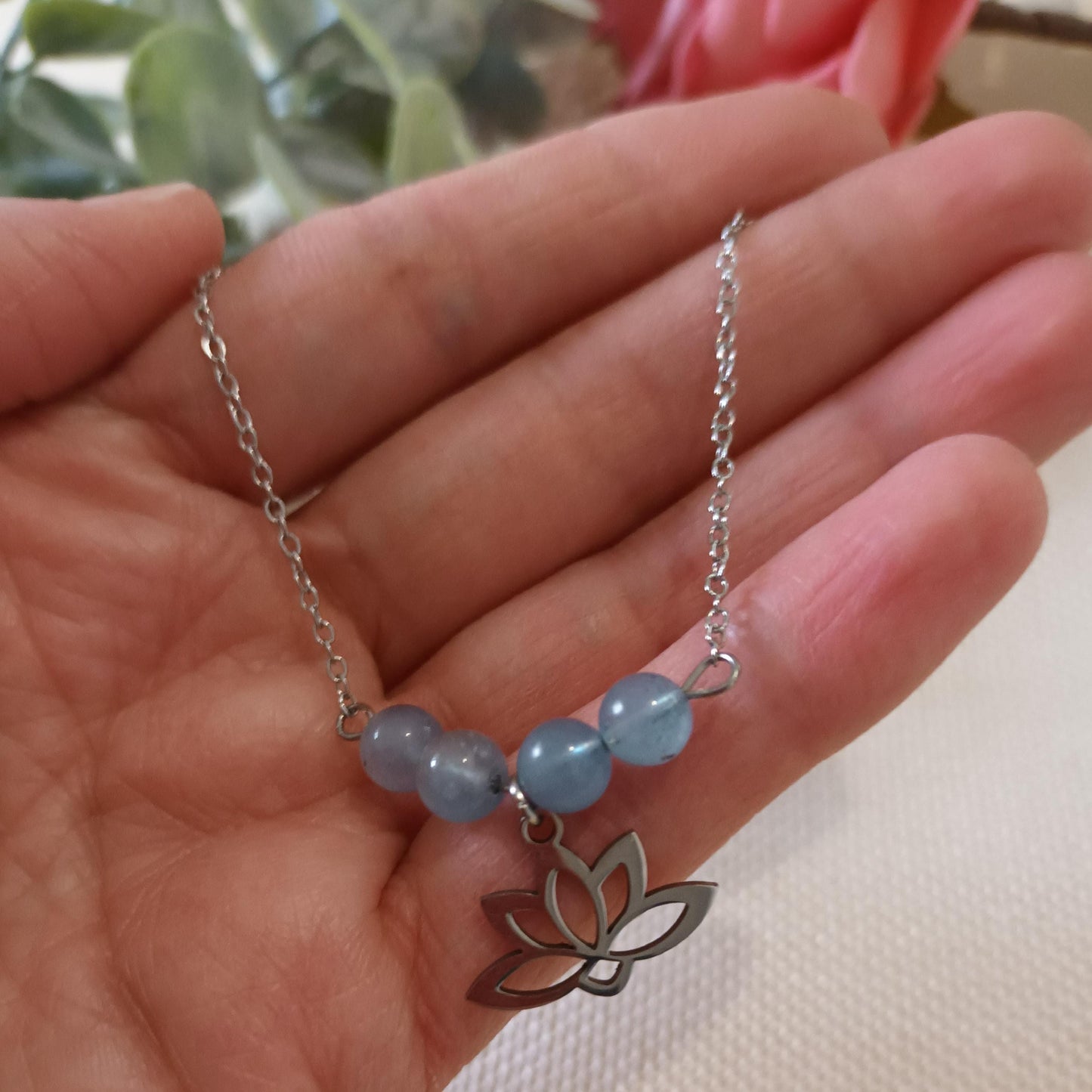 Collier aigue‑marine – fleur de lotus argent 1,4 × 1,9 cm – 4 perles 6 mm