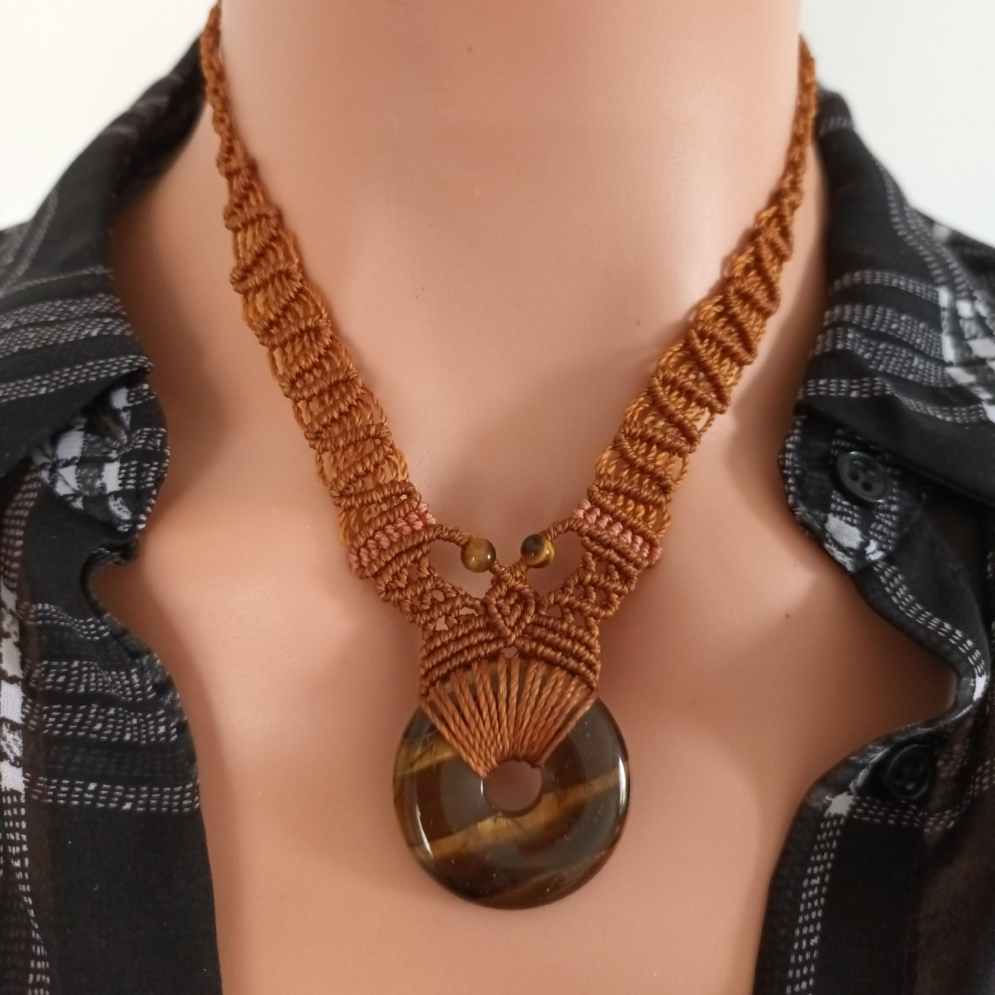 Collier donut œil de tigre 3 cm – micro‑macramé – réglable