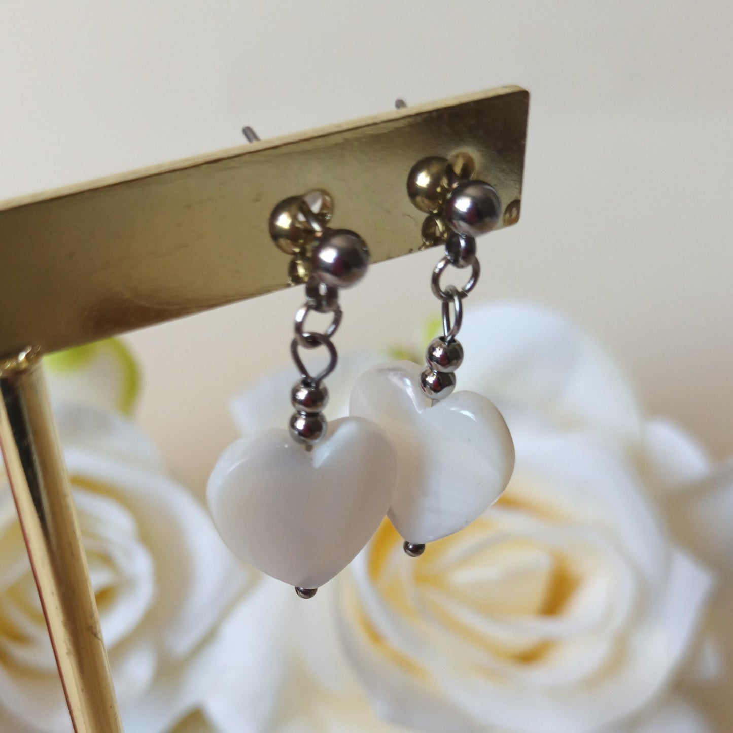 Boucles d’oreilles pendantes cœur nacre et acier inox - 3,4 × 1,5 cm