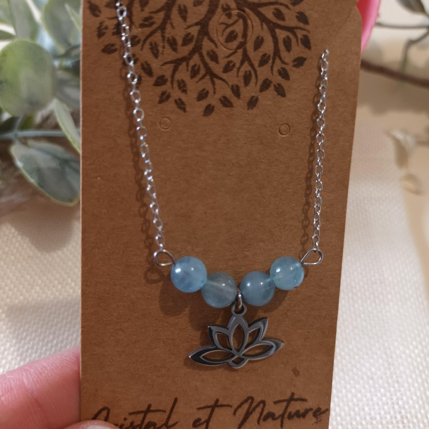 Collier aigue‑marine – fleur de lotus argent 1,4 × 1,9 cm – 4 perles 6 mm
